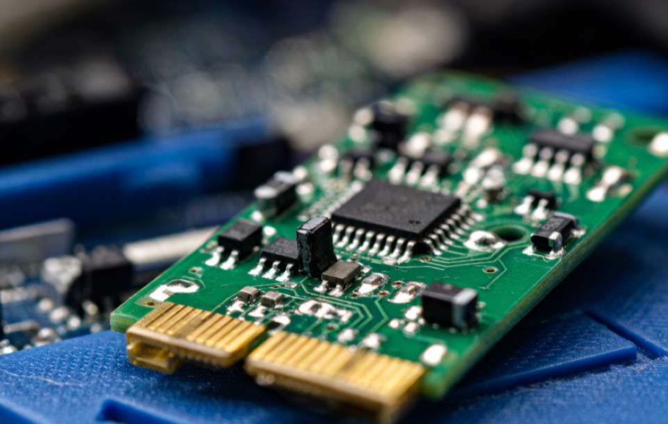 Electronic components assembled on a printed circuit board